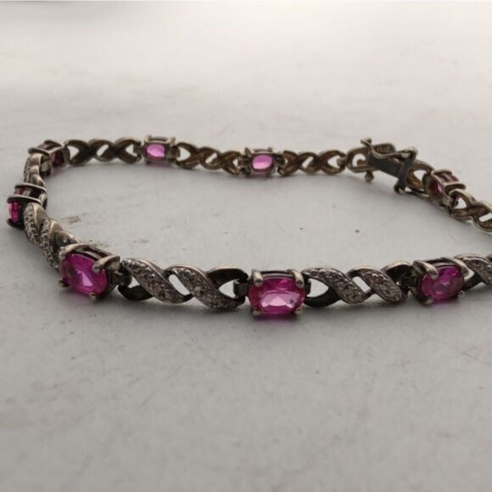 Beautiful vintage sterling silver bracelet with pink‎ tanzanite stones.